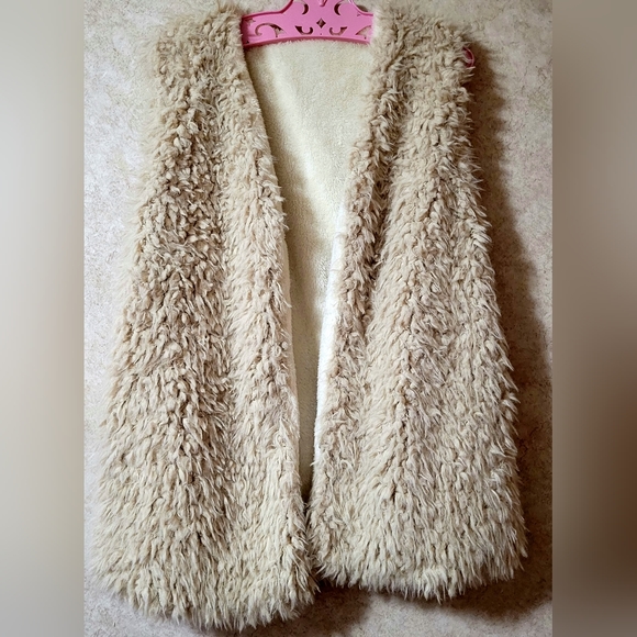 NWT! Astoria Born Cream Colored Faux Sheepskin Fur~Size Large - Picture 6 of 6